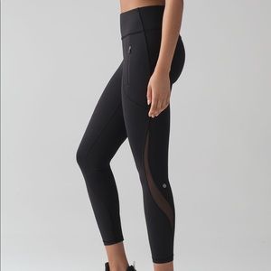 Lululemon Invigorate 7/8 Tight - Black. Size 4.